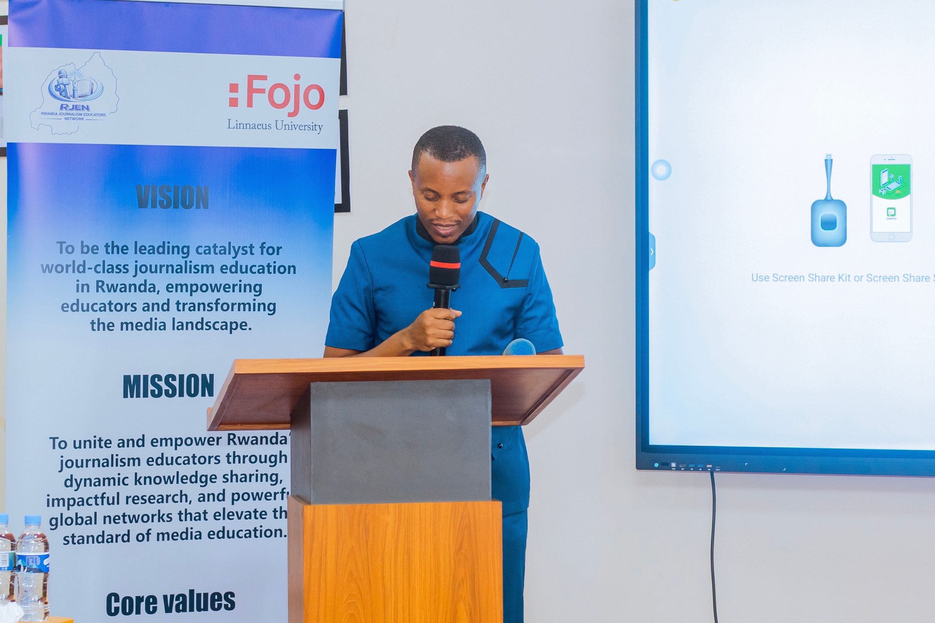 A participant speaks during the meeting as educators explore ways to strengthen practical journalism training and equip students with the skills needed for professional media practice.