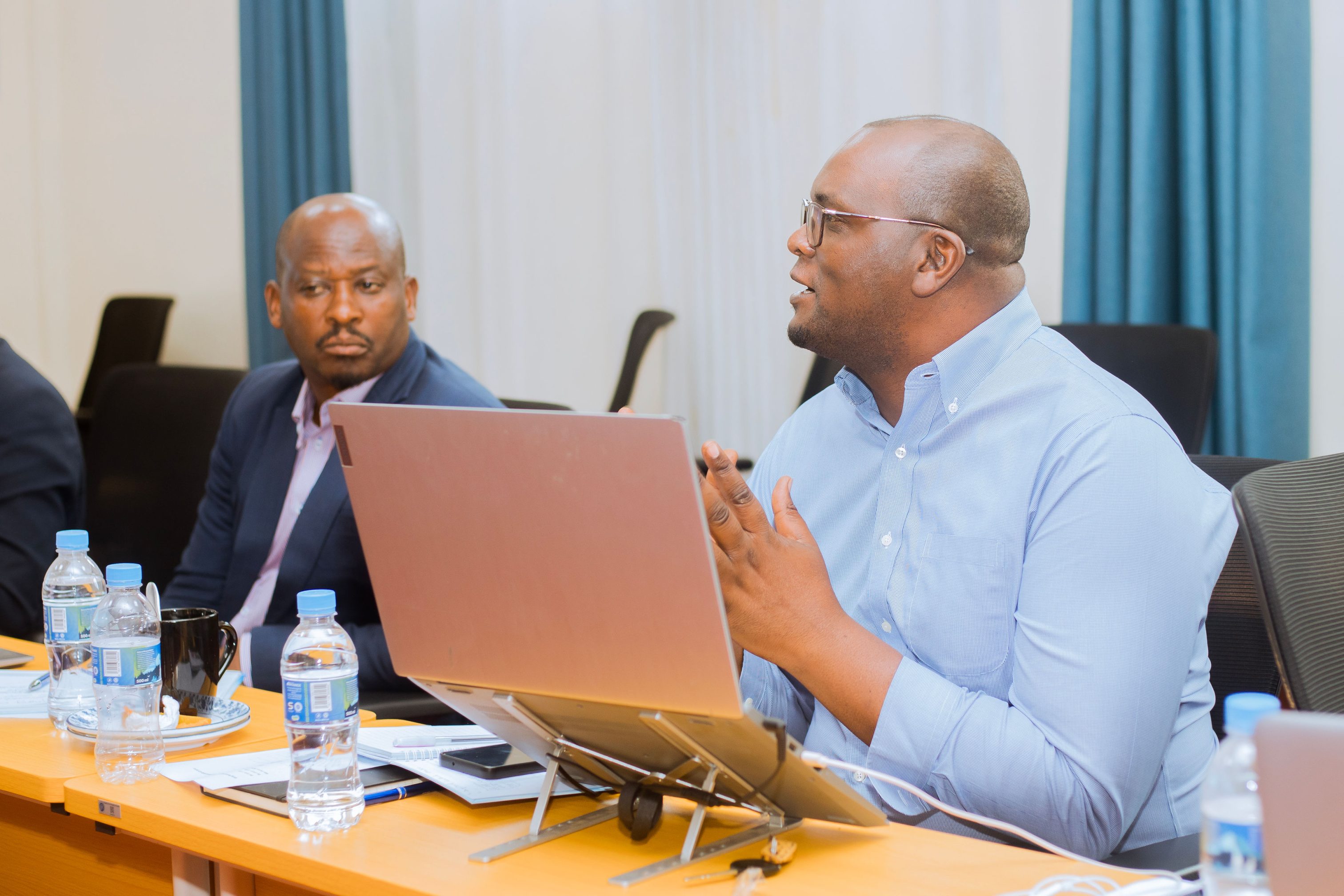 A participant contributes to discussions on the challenges facing journalists in Rwanda, including accreditation procedures, press identification, and the importance of reviewing the country's media legal framework.
